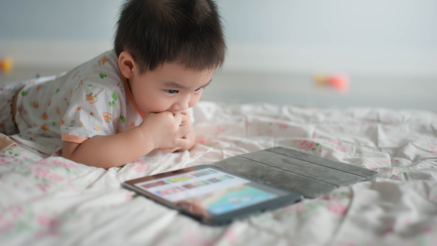Det finns idag många valmöjligheter när det kommer till både spel och pedagogiska appar för små barn.  Foto: Shutterstock